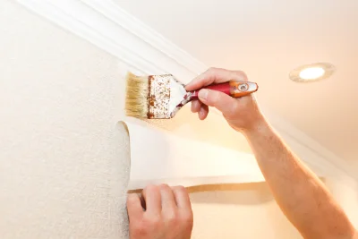 Pose de papier peint à Oms — revêtements muraux et toiles de verre